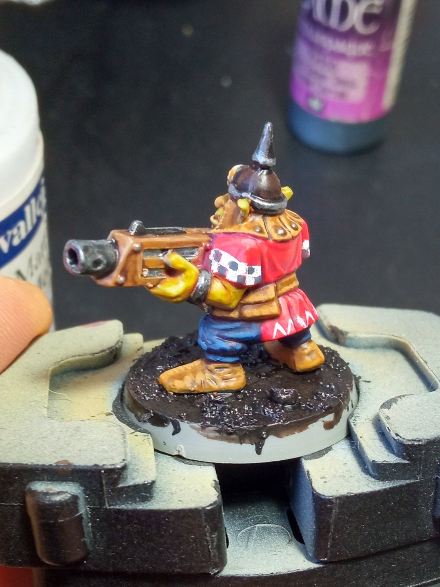 CraftworldYgg's tweet photo. Este muchacho se veía con unas ropas muy sosas, así que decidí seguir uno de los últimos tutoriales de @JhMiniatures , para hacerle un ajedrezado en las mangas y unos triángulos en el faldón de la ropa. Faltan unos retoques y a correr! #warhammer40k #wip #paintingwarhammer40k https://t.co/yYUGTotgUM