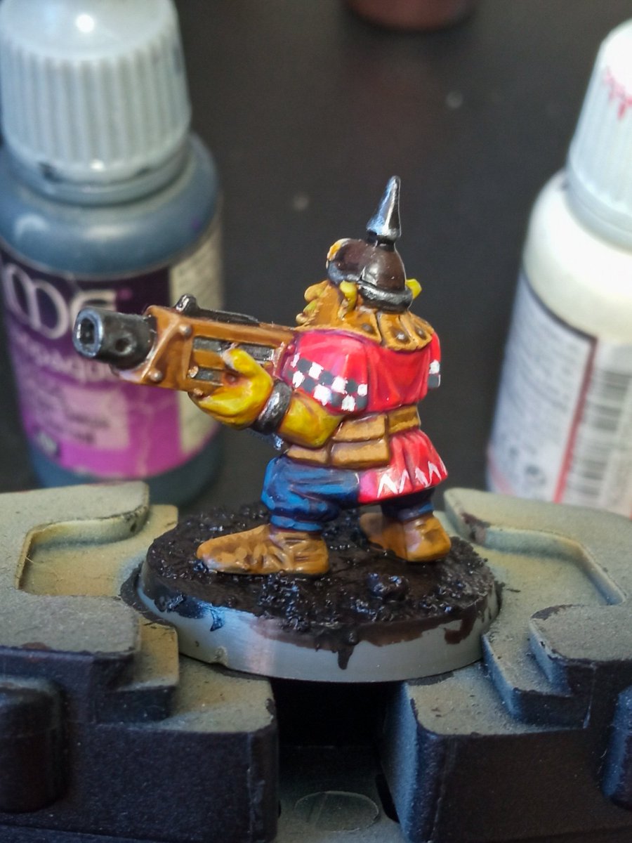 CraftworldYgg's tweet photo. Este muchacho se veía con unas ropas muy sosas, así que decidí seguir uno de los últimos tutoriales de @JhMiniatures , para hacerle un ajedrezado en las mangas y unos triángulos en el faldón de la ropa. Faltan unos retoques y a correr! #warhammer40k #wip #paintingwarhammer40k https://t.co/yYUGTotgUM