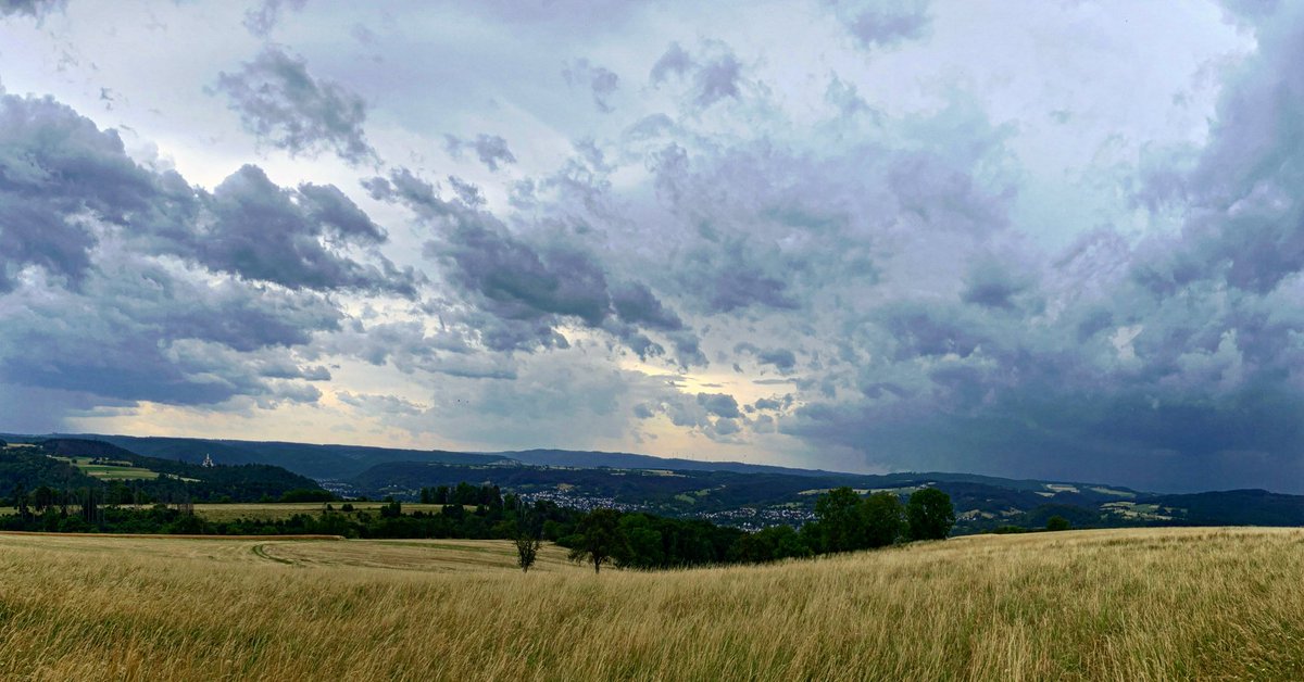 mrh_actor's tweet photo. @Kachelmannwettr hier die Zellen von Rhein und Mosel; links unterhalb von Lahnstein, rechts von Mosel nach Koblenz ziehend https://t.co/4tK6gDUNMl