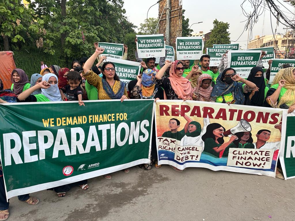 HAPPENING Now: @KissanRabita organized a protest in Lahore to demand #Reparations for Pakistan. Protesters called on wealthy countries to pay their fair share.
#ReparationsForClimateDebt #ClimateFinanceNow #CancelTheDebt #TaxTheRich #WealthTaxNow ✊🏽

@AsianPeoplesMvt