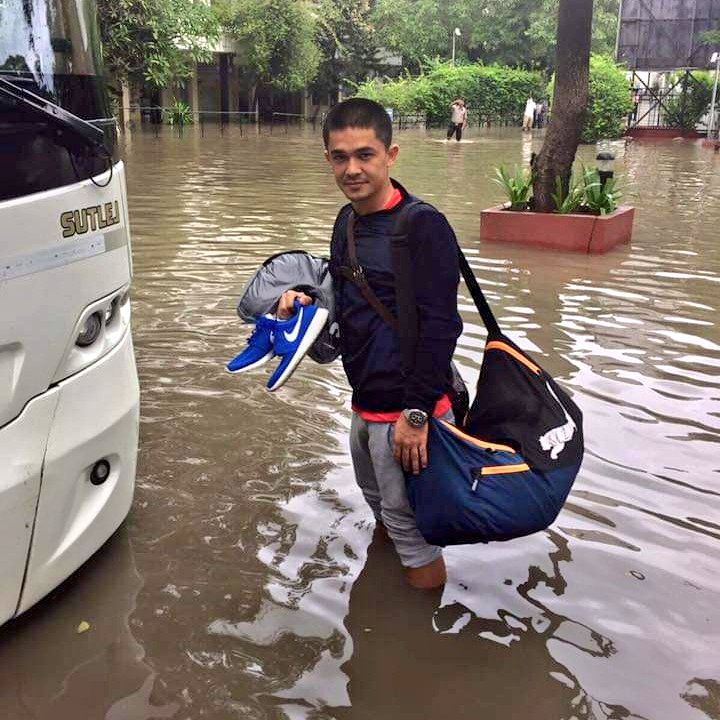 IFTWC's tweet image. Arey bhai rona baand kaarein, paani hotel k baahar taak agaya hai 😭