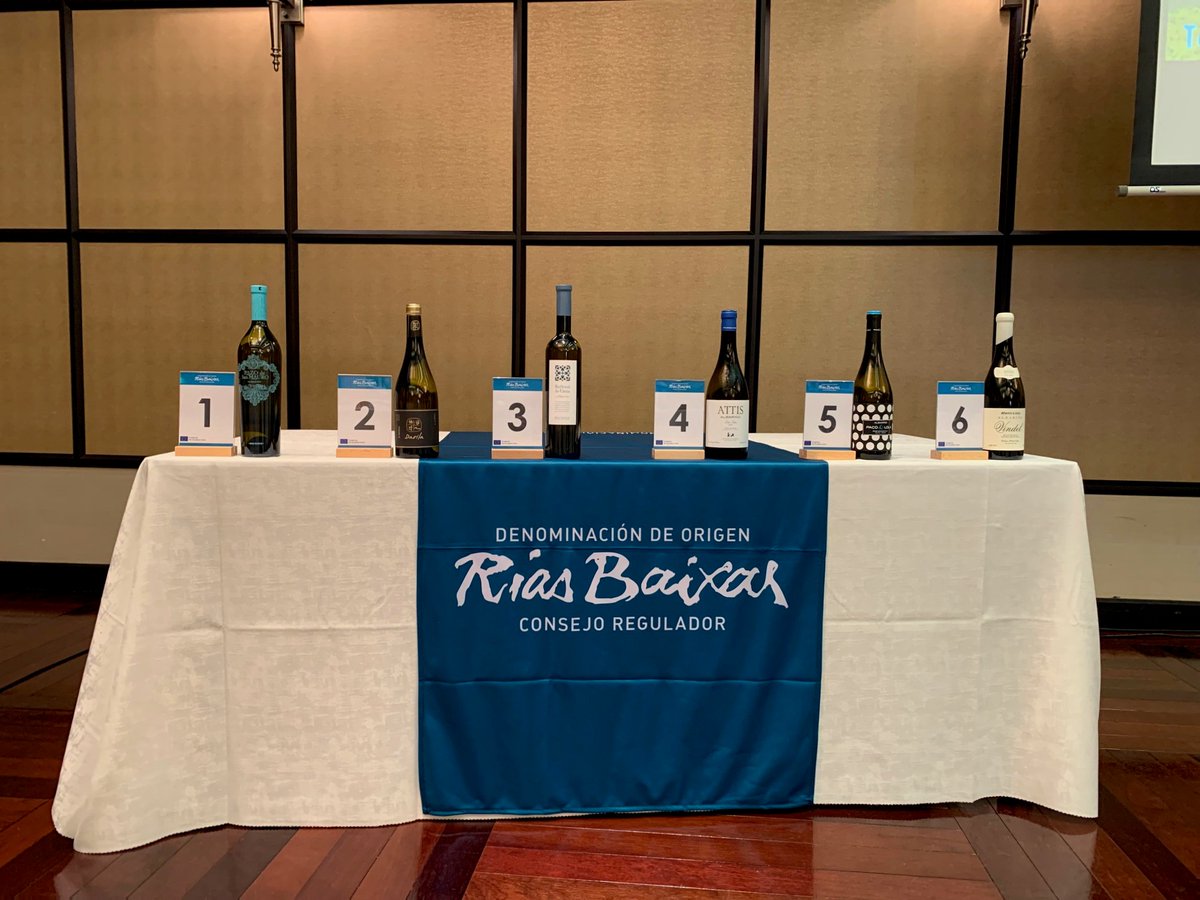 vin_fumiko's tweet photo. リアス・バイシャス生産者協会主催マスタークラスセミナー。Ramon Huidobro Vega会長の挨拶の後、菊地貴行講師が 6種の #Albarino の試飲を交えながら、概要や #ValdoSalnes #CondadodoTea #Orosal 等5つのサブ・ゾーンについて解説。潮風がもたらす“塩味”が特徴的だったワインたち #RiasBaixas https://t.co/cOw4vmTajf