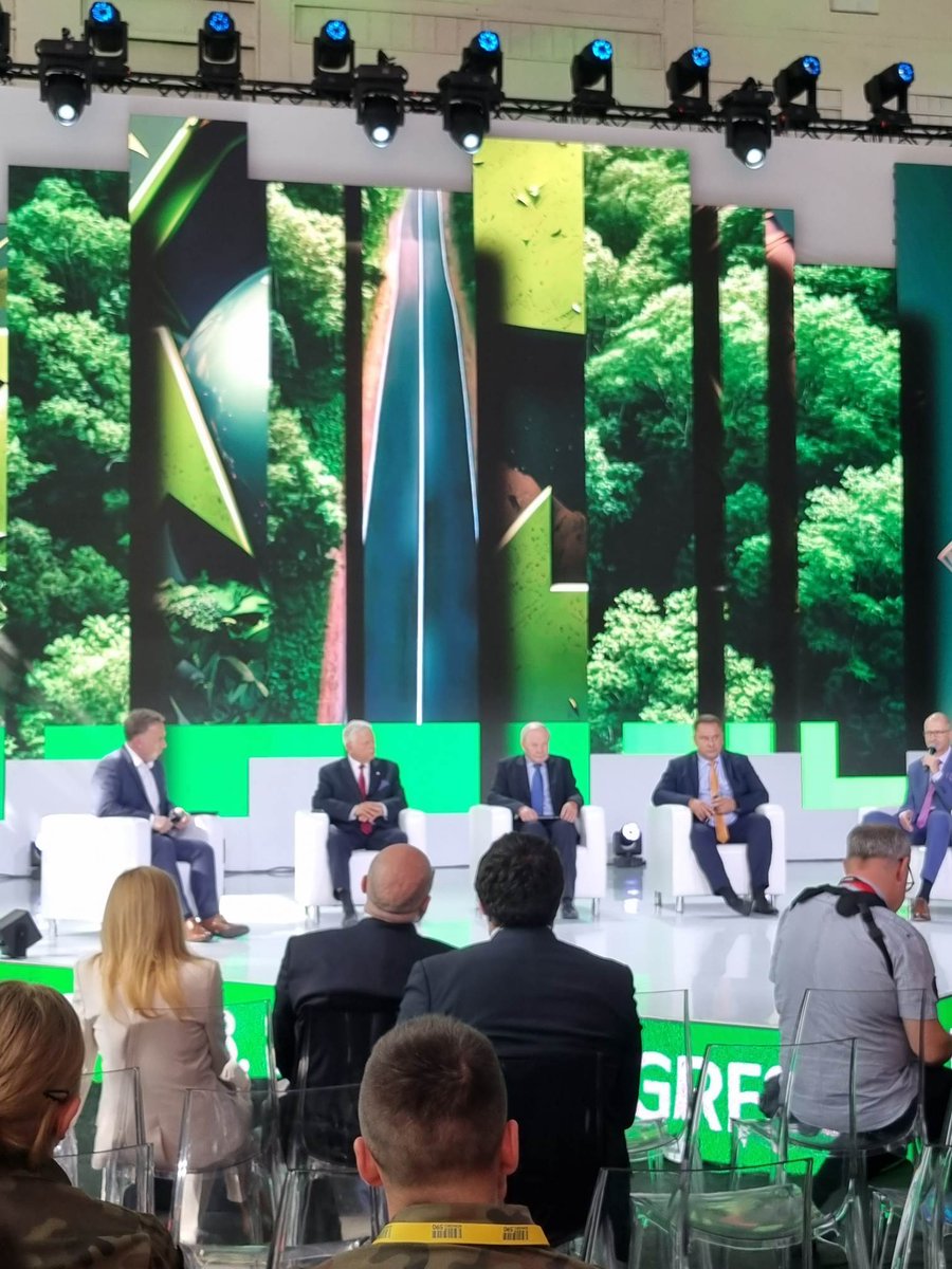 Na #Kongres590 trwa panel: "EU ETS, uprawnienia CO2 –  finansowy instrument spekulacyjny czy skuteczny środek na zeroemisyjną transformację EU". #PrzestrzenieWolności kongres590.pl/wydarzenia/eu-…