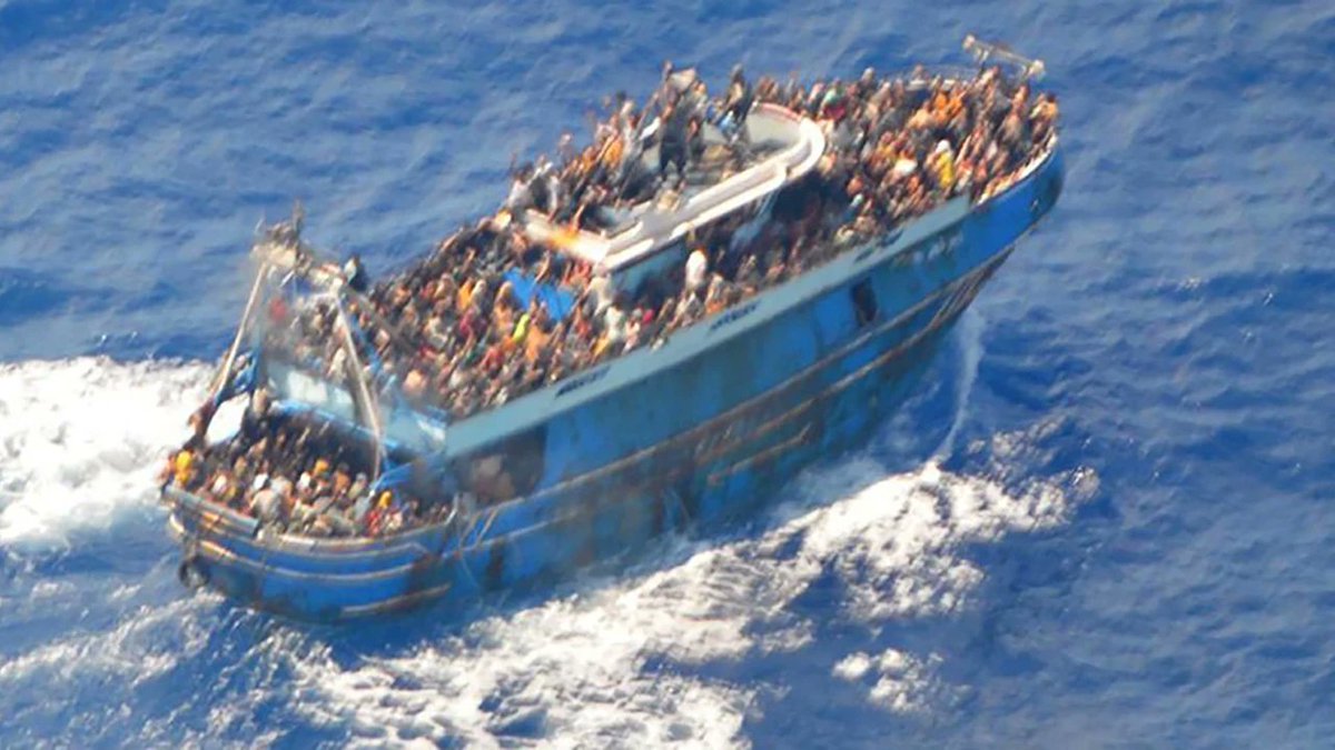 Há 7 dias, um barco naufragou com 750 refugiados onde 100 eram crianças, nas águas da costa do Peloponeso, na Grécia.

Mas tenho certeza que poucos souberam disso pois se tratavam de imigrantes refugiados e pobres. ©Hellenic Coastguard/AFP