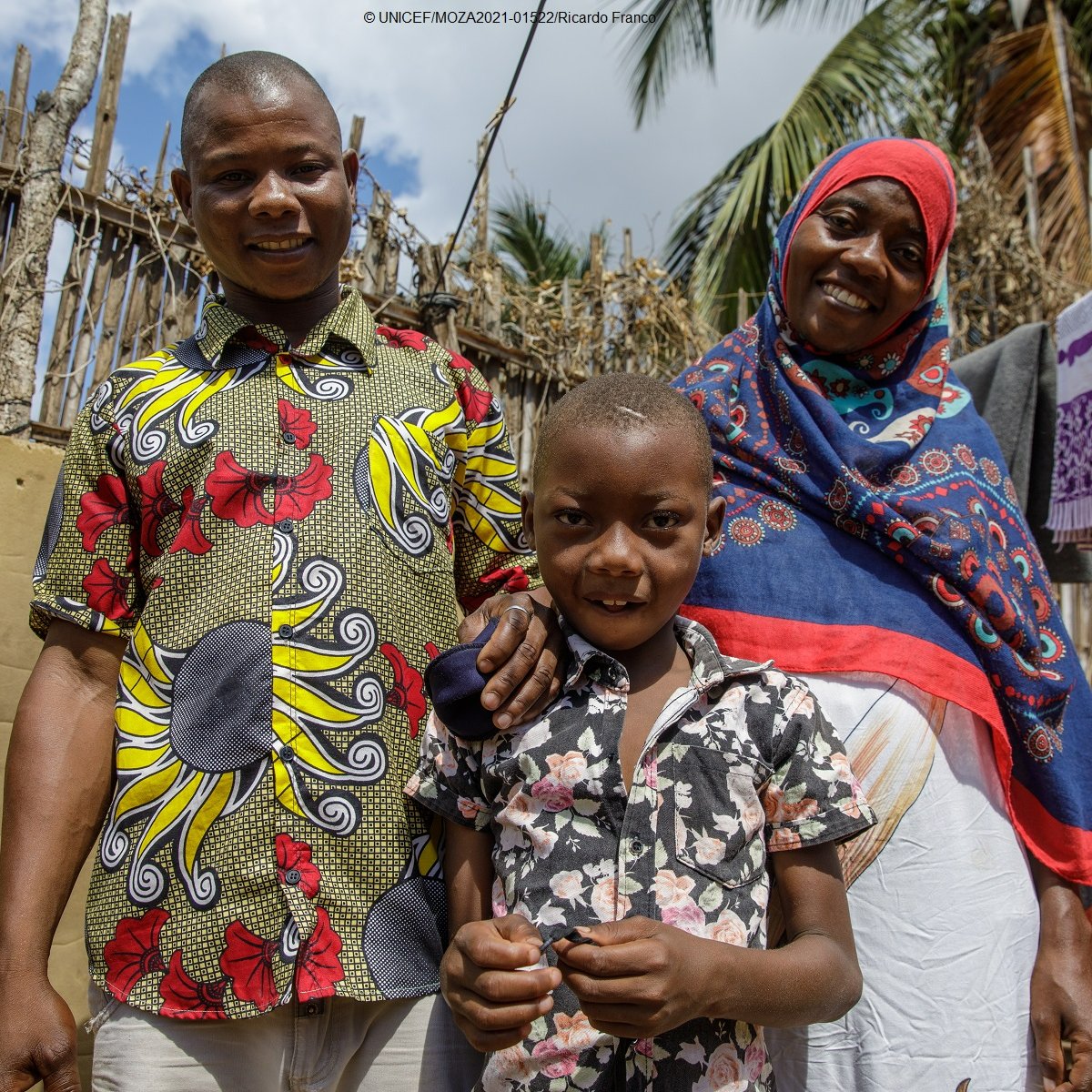 “I’m so happy to see my family reunited again” - Matiura, 31y, who was separated from her husband & son while fleeing from armed groups in #CaboDelgado.

Reunions like Matiura's family are made possible thanks to the support from @IrlEmbMaputo & UNICEF 👇
unicef.org/mozambique/en/…