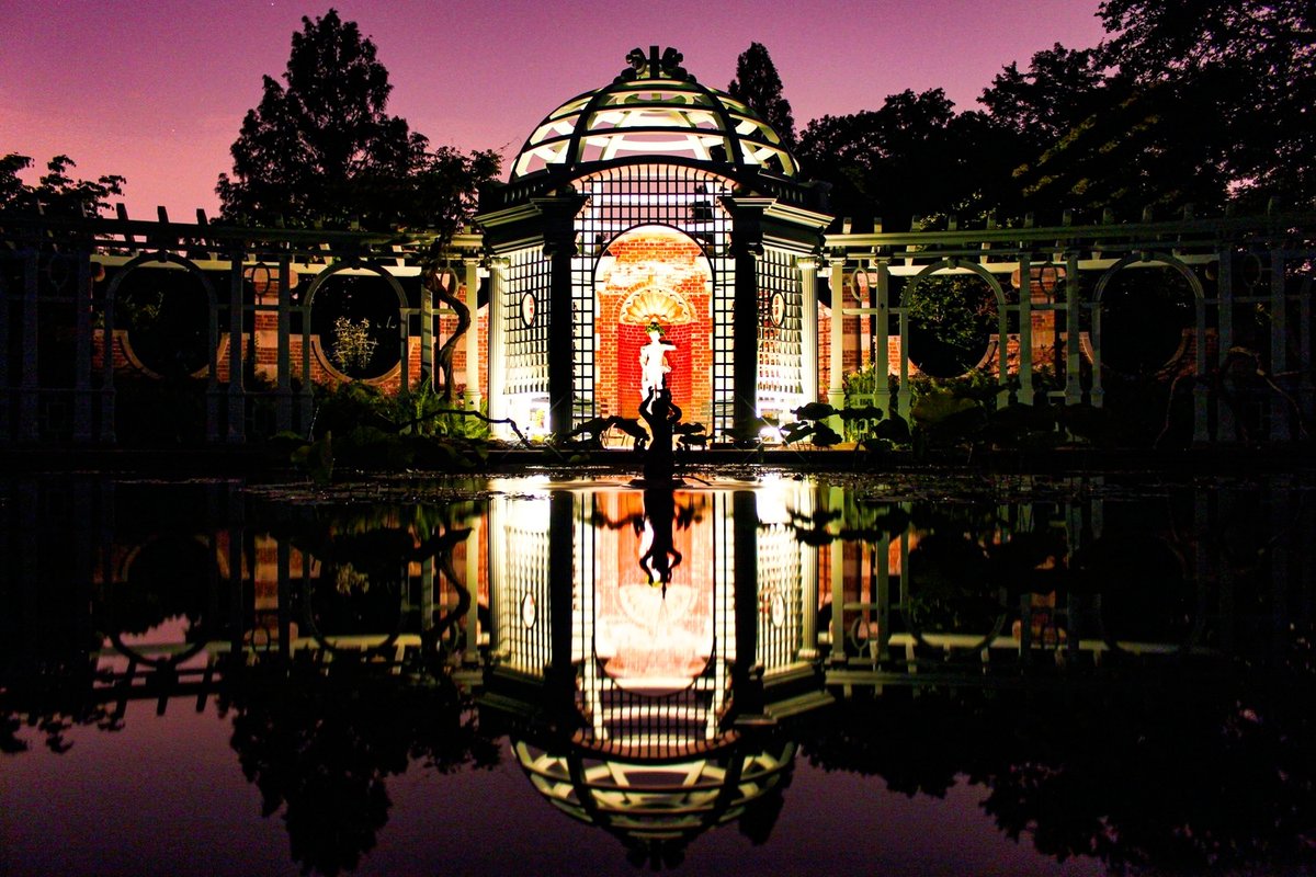 DiscoverLINY's tweet photo. Picnic under the stars at @oldwestburygard this weekend on June 23rd-24th for their #MidsummerNights event 🌟🌙 #DiscoverLongIsland
Prepare to be dazzled as the #Gardens come alive with lanterns, charming wreaths and floral displays! 🌷
https://t.co/583Y5SuXHv https://t.co/yixPOfZBOG
