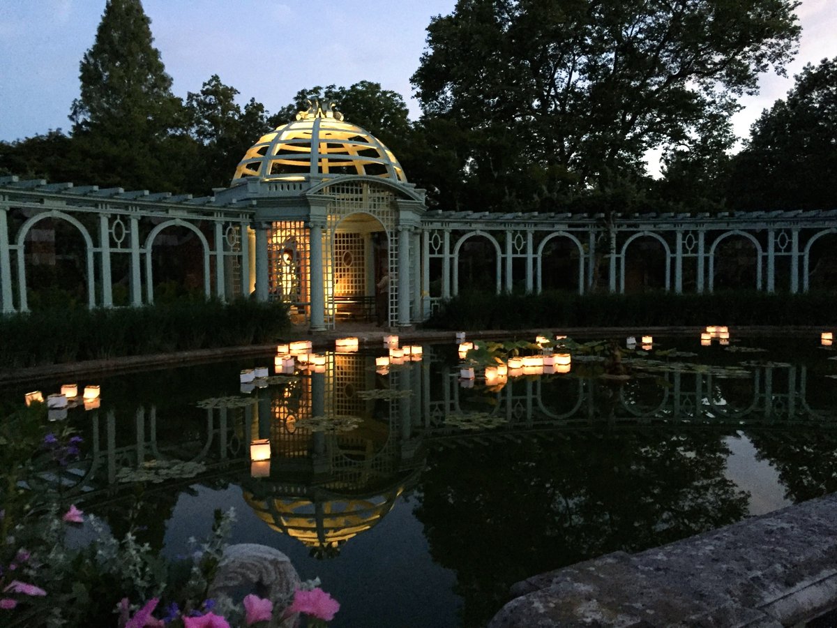 DiscoverLINY's tweet photo. Picnic under the stars at @oldwestburygard this weekend on June 23rd-24th for their #MidsummerNights event 🌟🌙 #DiscoverLongIsland
Prepare to be dazzled as the #Gardens come alive with lanterns, charming wreaths and floral displays! 🌷
https://t.co/583Y5SuXHv https://t.co/yixPOfZBOG