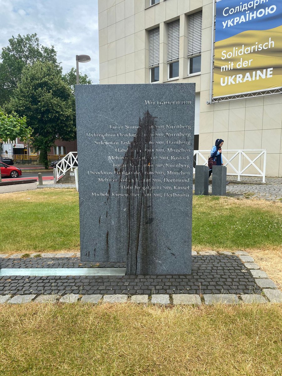 tdsolidaritaet's tweet photo. Das Mahnmal für die Opfer des NSU-Terrors in Dortmund wurde heute leider mit Farbe angegriffen und beschmiert. Wir verurteilen die rechte Tat. Diese Tat zeigt, dass Erinnerungsarbeit nach wie vor wichtig ist.
@stadtdortmund https://t.co/cWeleikoka