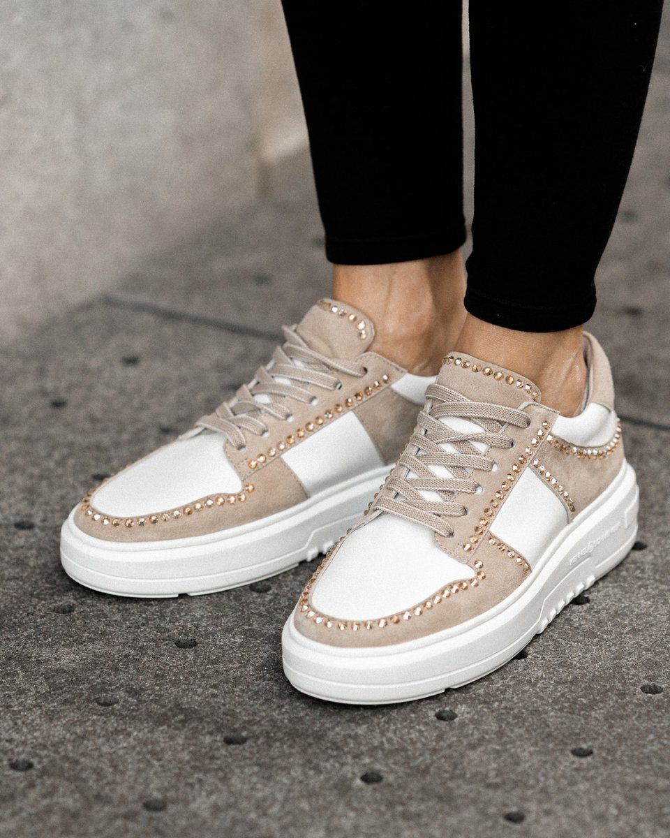 sparkling sneakers. still time to get them to complete your summeroutfit. 

#kennelundschmenger #wecare #sustainable #springsummer #sparkling #summersneakers #outfitinspo #germanbrand