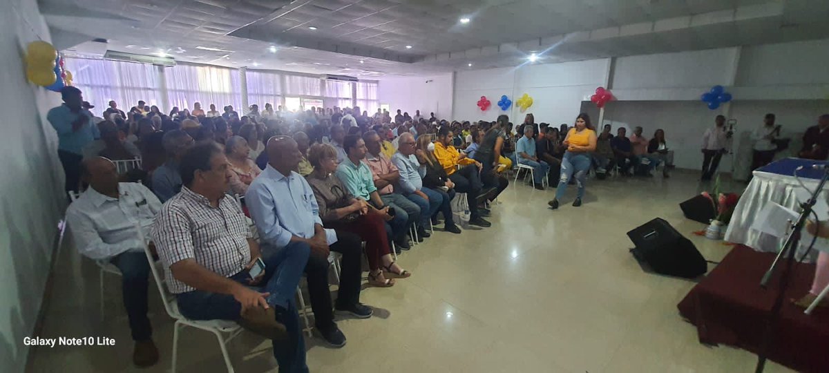 Prove_Guarico's tweet photo. @Proyectovzla desde el estado #Guarico dijo presente, en este gran acto de #UnidadNacional ratificando una vez más a la #CNP con el compromiso de seguir impulsando las primarias de este próximo #22Oct para obtener el candidato de la UNIDAD @dearay66 @hfsalassromer https://t.co/R6dMpAIf9Y