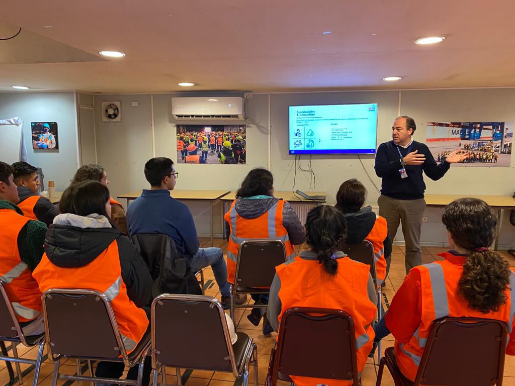8 estudiantes de la asignatura "Ingeniería de costas" de la <a href="/udeconcepcion/">Universidad de Concepción</a> visitaron los sitios 4 y 5 del Puerto de San Vicente, además de conocer las grúas y recibir una charla informativa de nuestro concesionario SVTI.