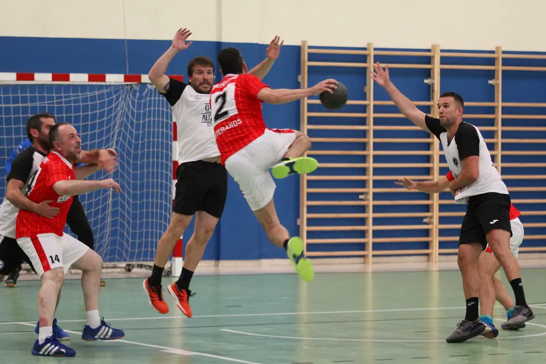 BalonmanoGure's tweet photo. Finalmente el partido de cierre del I MEMORIAL TXAPELAS entre los veteranos de GURE AUZUNE y CORAZONISTAS. Un encuentro cargado de emoción
.
#gugaragure #somosequipodebarrio #balonmanoalavés #balonmano #aupagure #handball #iparcom #bkconsulting #kirolaraba #garalbidebar https://t.co/ItVlGYqFBY