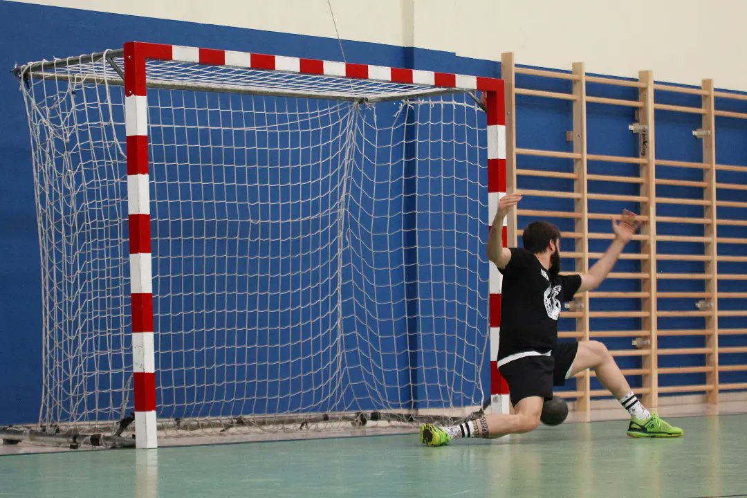 BalonmanoGure's tweet photo. Finalmente el partido de cierre del I MEMORIAL TXAPELAS entre los veteranos de GURE AUZUNE y CORAZONISTAS. Un encuentro cargado de emoción
.
#gugaragure #somosequipodebarrio #balonmanoalavés #balonmano #aupagure #handball #iparcom #bkconsulting #kirolaraba #garalbidebar https://t.co/ItVlGYqFBY