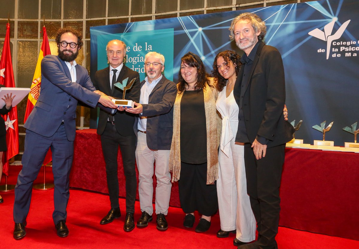 CopMadrid's tweet photo. 🏆El Premio a la Mejor Labor de Divulgación es para el proyecto “Once vidas”, del diario @elmundoes, por sus artículos sobre prevención del Suicidio, y cuyos autores son @yaizalex, @RebecaYanke, Rafael José Álvarez y @Santisaiz, que recogieron el Premio junto al Director de El Mundo, Joaquín Manso. @JqManso
