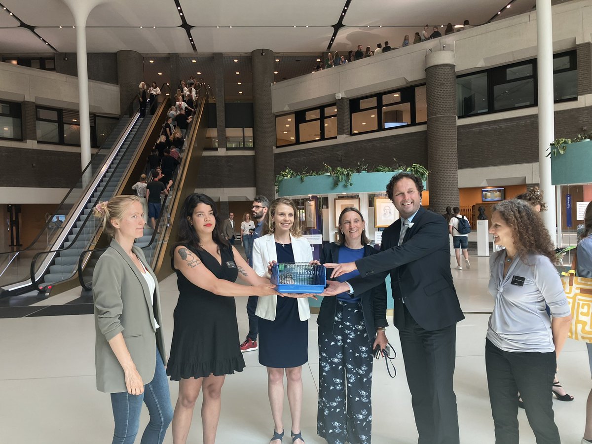 Dinsdag heeft de commissie #LNV de petitie van Animal Rights over Stop de jacht met levende lokdieren in ontvangst genomen.