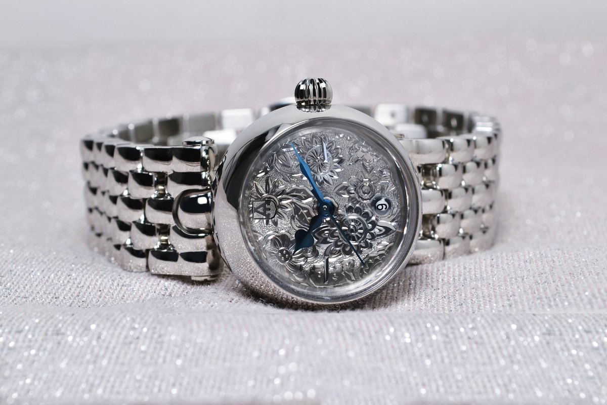 A_Shorokhoff's tweet image. ANOTHER NOVELTY!
Today we present again a beautiful new variant of the SHAR. Paired with a hand-engraved dial and optionally with a metal or leather strap, this extraordinary watch makes another statement on the wrist.  alexander-shorokhoff-shop.de/en/boutique/sh… #ball #kugel #shorokhoff #news #art