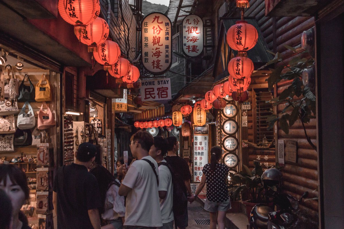JepriDG's tweet photo. Ang saya balikan ng old travel photos tas gamitin yung AI generative fill ng Adobe Photoshop huhuhu https://t.co/hWpcB2KVO4