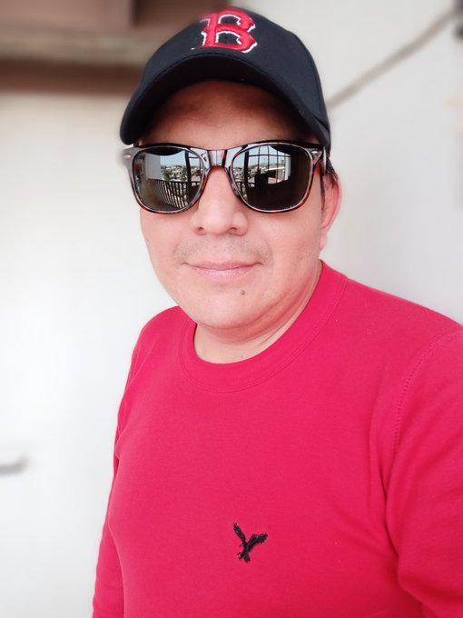 CarlosEn917Mix's tweet photo. La radiación ultravioleta daña la vista, a largo plazo es capaz de provocar lesiones permanentes en la córnea. En esta semana compartimos la foto cuidando nuestros ojos con gafas usando #EsDeChavoRock como lo hace: #EnriqueSolo #NachoPm #ErikaTepox #EdgardoAguila comparte tu foto https://t.co/vuewpnDBuu