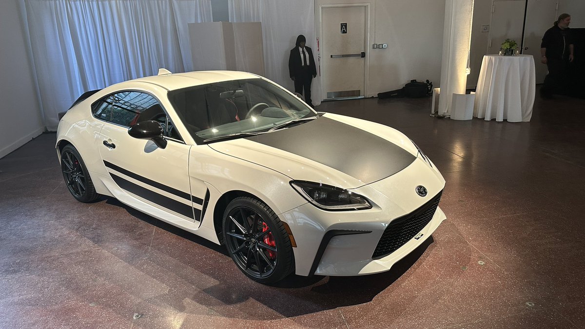 FredricAasbo's tweet image. The three new GR models that @toyotausa just announced:

45th Anniversary Edition GR Supra - a tribute to the MKIV Supra!

The GR86 Trueno Edition! 860 available in the US!

GR Corolla Circuit Edition in Blue Flame with forged carbon roof!

#TGRNA #TeamToyota #ToyotaPartner