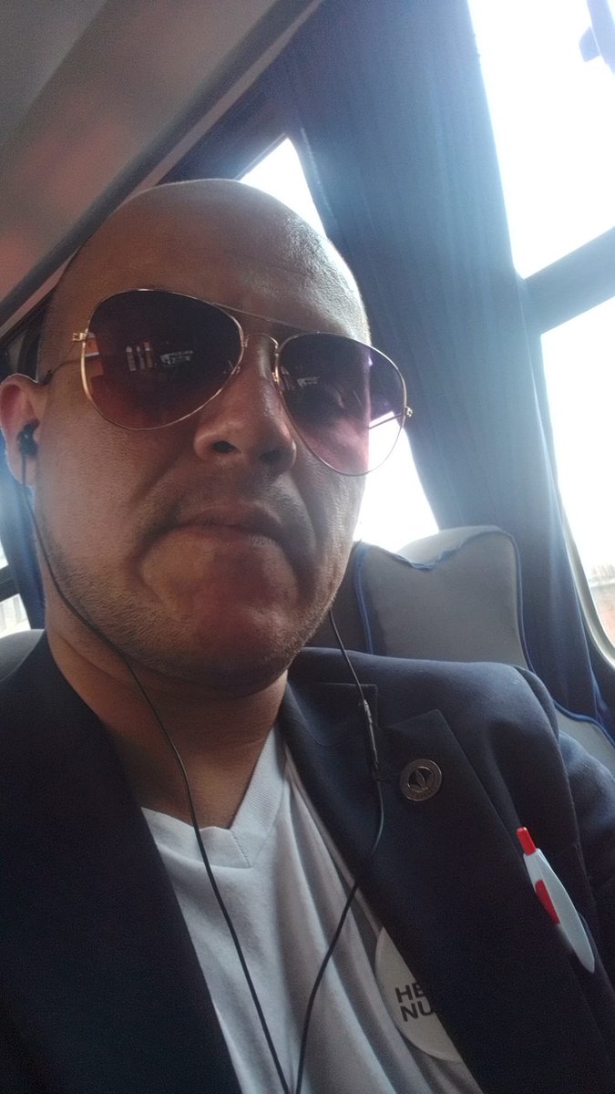 CarlosEn917Mix's tweet photo. La radiación ultravioleta daña la vista, a largo plazo es capaz de provocar lesiones permanentes en la córnea. En esta semana compartimos la foto cuidando nuestros ojos con gafas usando #EsDeChavoRock como lo hace: #EnriqueSolo #NachoPm #ErikaTepox #EdgardoAguila comparte tu foto https://t.co/vuewpnDBuu