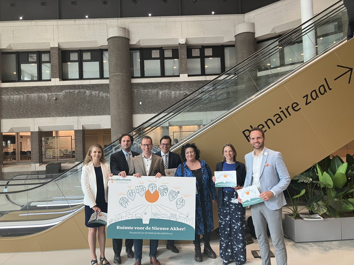 Dinsdag heeft de commissie #LNV de petitie van BO Akkerbouw over Ruimte voor de Nieuwe Akker! in ontvangst genomen.