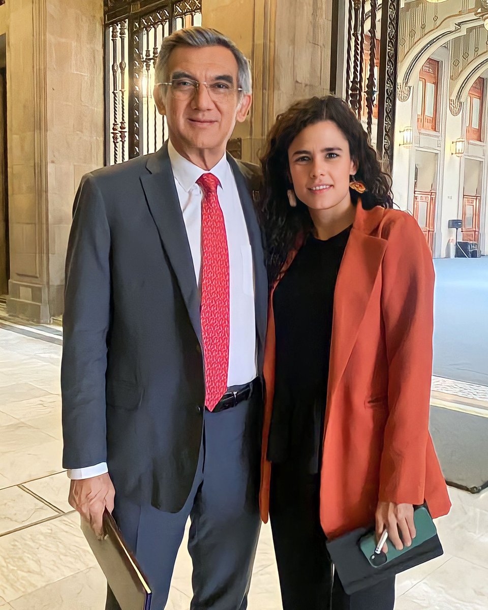 Dr_AVillarreal's tweet photo. Tuve la oportunidad de saludar a nuestra amiga, @LuisaAlcalde, secretaria de Gobernación, con quien refrendamos el compromiso de trabajar en armonía para consolidar en Tamaulipas y en México los logros alcanzados por nuestro Presidente, @lopezobrador_. https://t.co/FIMdHQEHUY