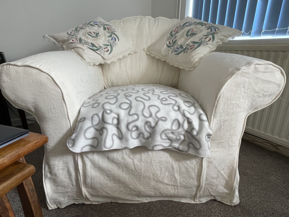 missmarple37's tweet image. The summer covers have arrived for my ⁦@_SofaSofa⁩ sofas! Lottie is only allowed on them as I’ve put throws on &amp;amp; we’re both thrilled with them #stalham #norfolk