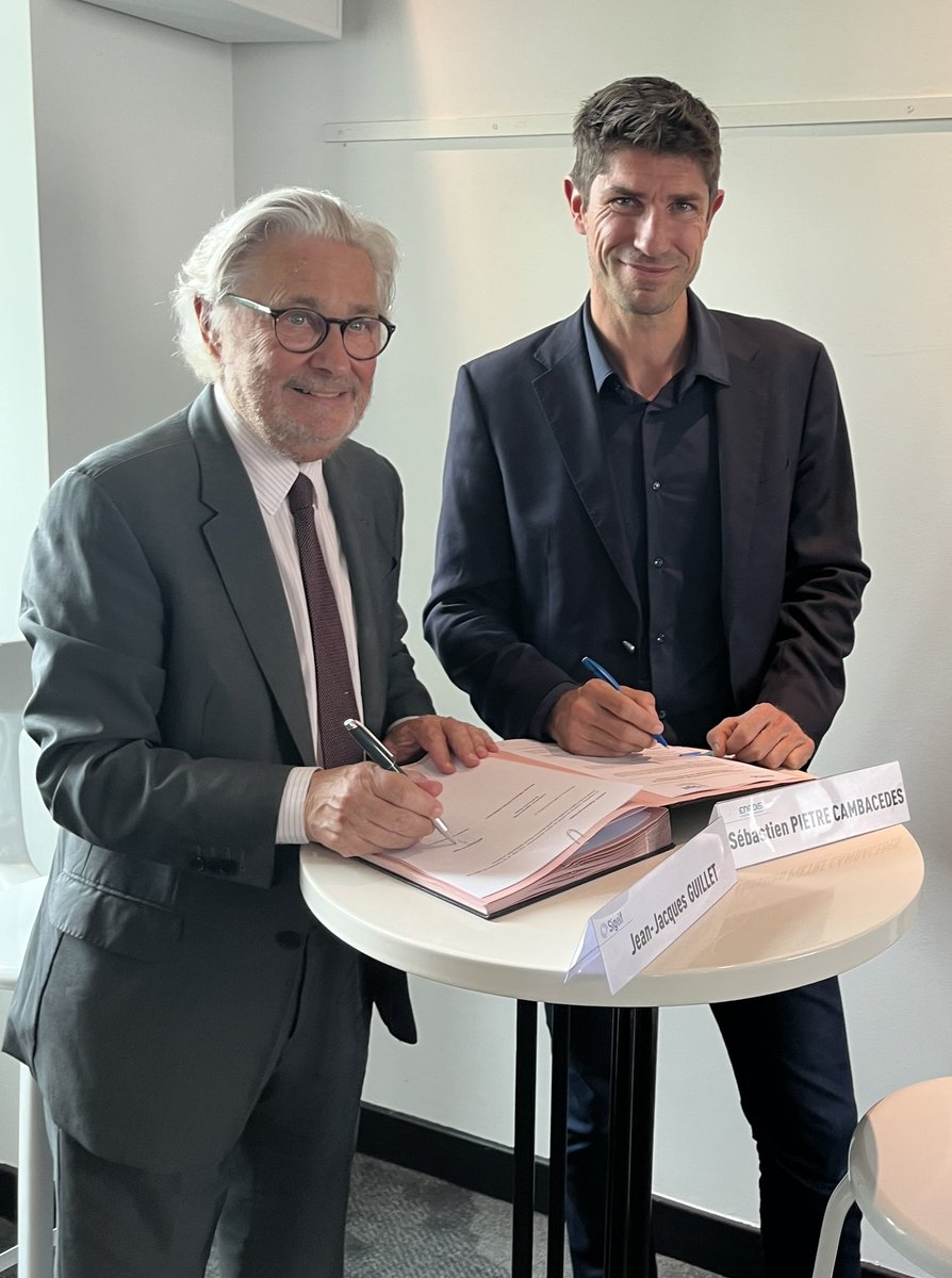 Signature d’une convention entre @S_PCambacedes d’@enedis_idf_o et @jjguillet du @sigeif75. Objectif : optimiser les délais de déploiement des bornes de recharge pour véhicules électriques. Accord unique innovant qui permet au Sigeif d’être le 1e réseau public de recharge en IDF