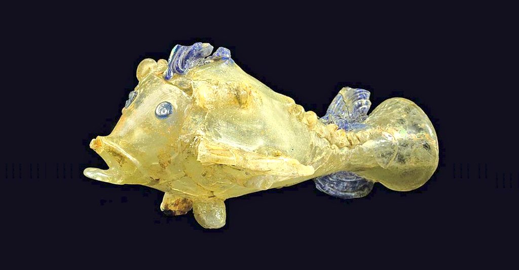 Fascinating world of ancient #glass: This magnificent #Roman #fish-shaped flask was found during the excavation of a storeroom in Begram/Afghanistan. It was probably made in a workshop at Alexandria/Egypt, dating 1st/2nd century AD. Begram was a....1/2

#RomanArchaeology