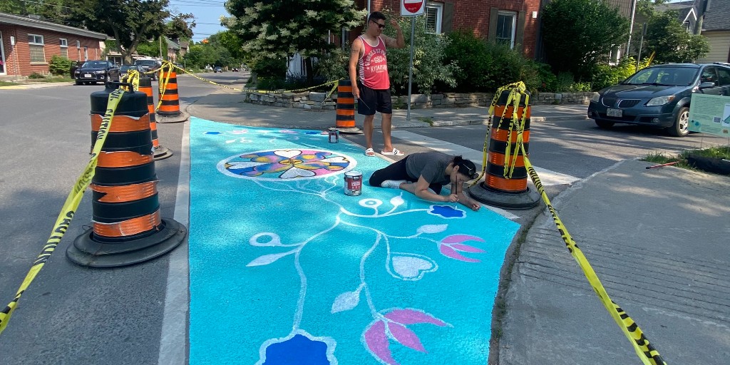 cityofkingston's tweet image. Kingston's crosswalks become extraordinary art with the Crosswalk Mural Pilot Project! Stay tuned as we partner with @SkeletonParkArtsFest to unveil three stunning murals at McBurney Park, plus two more in the East End and Rideau Heights later this summer. bit.ly/2r5cOZr