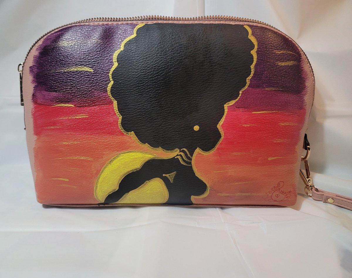 Check out my new creation...Handpainted Clutch Purse.
#Swannluv #swannluvcreations
