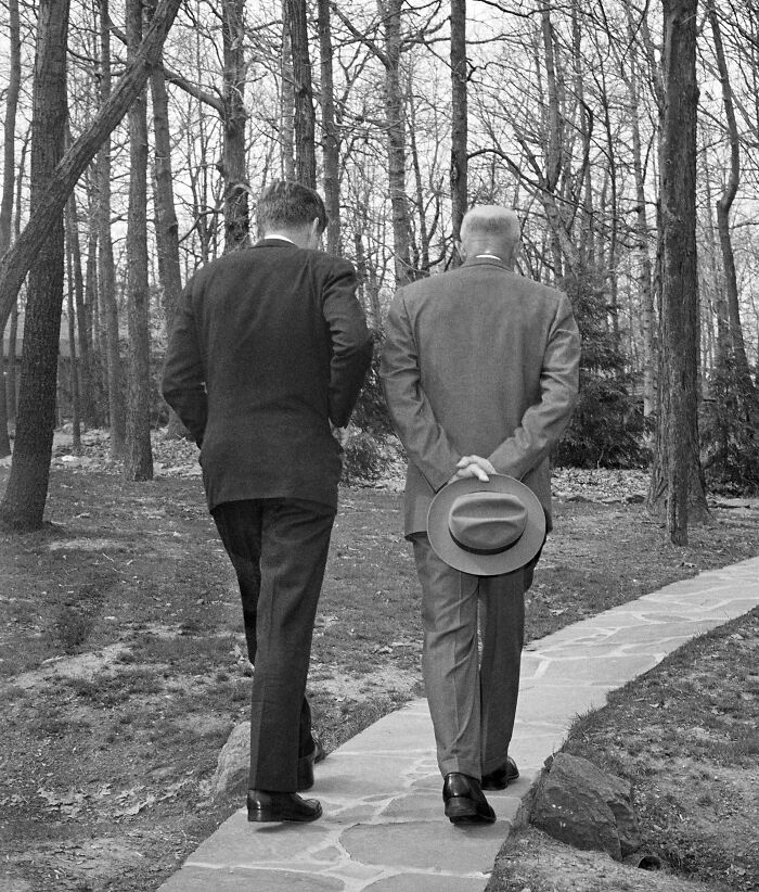 This picture was awarded the Pulitzer Prize. This is Kennedy and former POTUS Eisenhower at Camp David discussing the failed Bay of Pigs invasion. This pic was taken at the moment the photographers were told 'no more pictures.' 

April 22, 1961

#ProudWokeHistory
