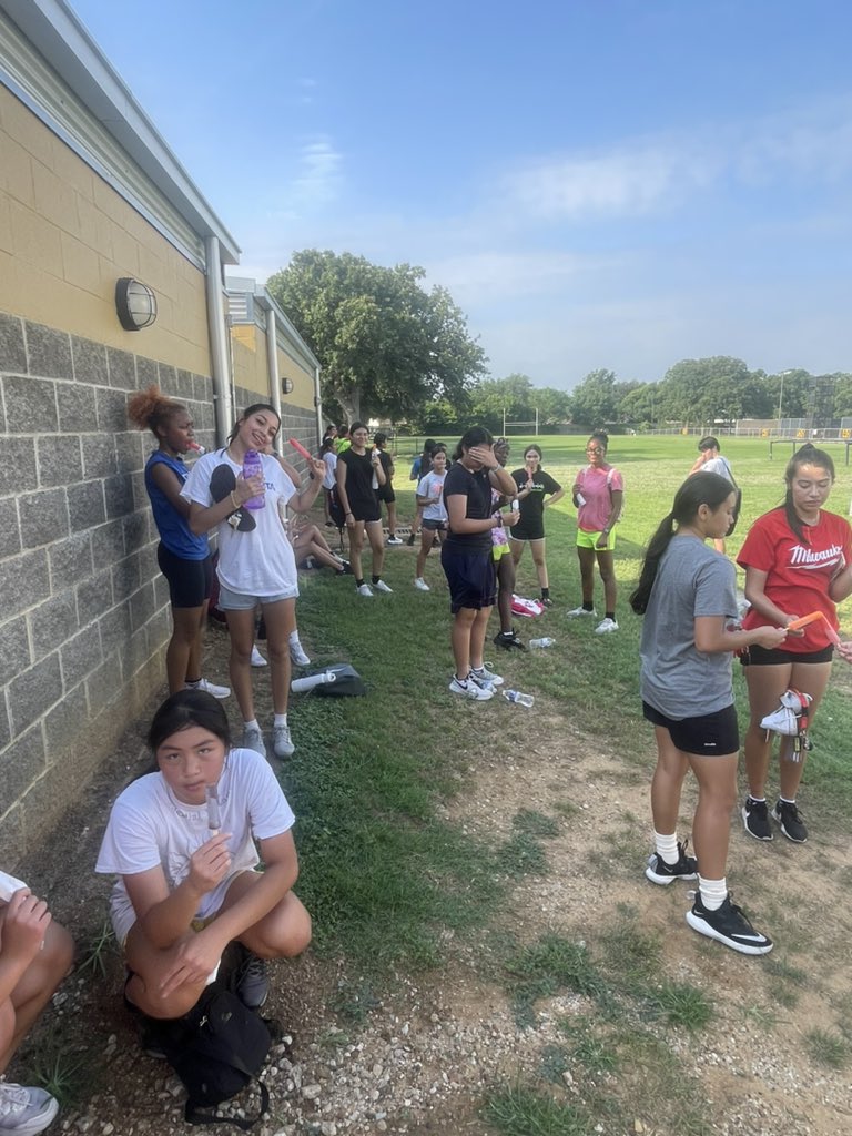 Thank you @_BNick for our summer time snack! Our athletes have been putting in work this summer!🍦@ladytigerball @track_ihs @TennisIrving @IrvingSoftball1 @IHSTigersSoccer @thecoachbeach @NguyenEducator @Joshluttrall @coach_coronado7 @MsVillalobosQ