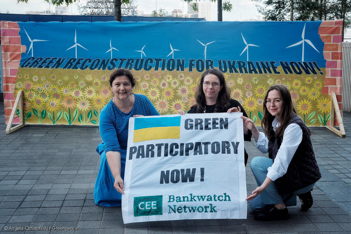 ceebankwatch's tweet photo. Green reconstruction for Ukraine now! We joined 🇺🇦 artists and activists for the live mural outside the #URC2023.
We call on international financial institutions to ensure transparency, public participation and green standards! #RebuildUkraineGreen
https://t.co/8dxl3ekRKr https://t.co/nbuQyRec30