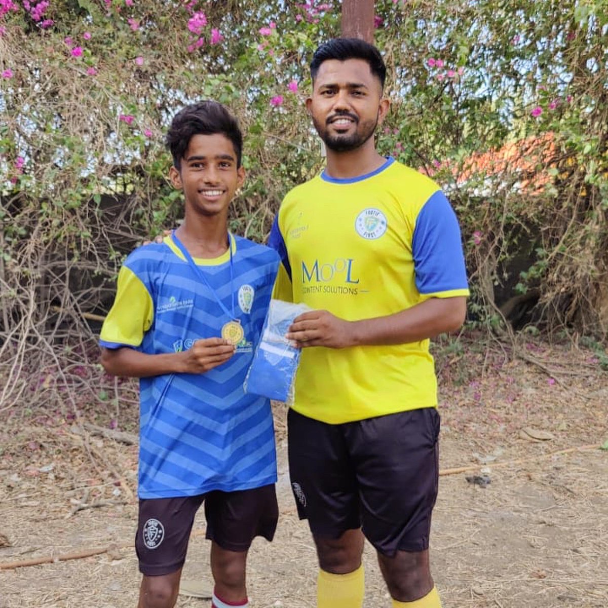 FootieFirst_IND's tweet photo. “Let your light shine so brightly that others can see their way out of the dark”

Put your hands together for our Players of the Month!👏🏼👏🏼👏🏼

#FootballForAll #FootballForGood #WeLoveFootball https://t.co/mXsQRnl6p5