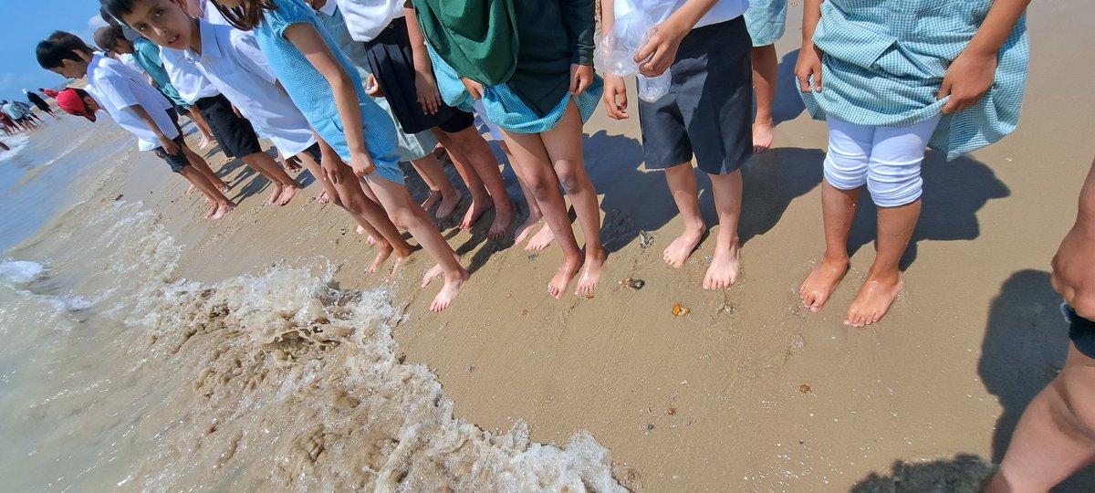 HamiltonAcadY4's tweet photo. On the beach we dipped our toes in the water to feel the push and pull of the waves and gain a better understanding of erosion in action. #Southsea2023 https://t.co/dbKvNg6keN