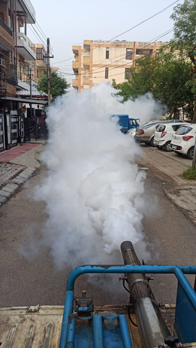 To prevent the spread of vector-borne diseases, including dengue, the fogging is being done in all wards of the city by 𝐌𝐮𝐧𝐢𝐜𝐢𝐩𝐚𝐥 𝐂𝐨𝐫𝐩𝐨𝐫𝐚𝐭𝐢𝐨𝐧.
#MyCleanIndia
#ChooseLiFE #IndiaVsGarbage #RRR4LiFE
#SwachhAmritMahotsav #YouthVsGarbage
#harageelasookhaneela