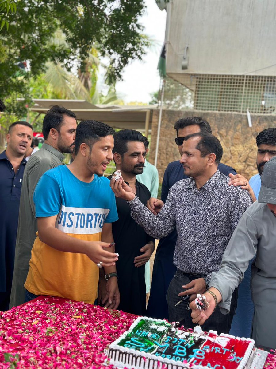 psfKifayat's tweet photo. پیپلز اسٹوڈنٹ فیڈریشن کے طلبہ کی جانب سے آج جامعہ کراچی میں دختر مشرق شھید محترمہ بے نظیر بھٹو کی سالگرہ کی تقریب ہوئی۔
جس میں کنوینئر اسیٹ جناب آصف خان، یونیورسٹی کے ایمپلائیز/آفیسرز اور پی ایس ایف کے سینیئرز نے شرکت کی۔
#PSFKU
@BBhuttoZardari
@EngrMadniRaza @psfmansoor https://t.co/QJwNjNU69K