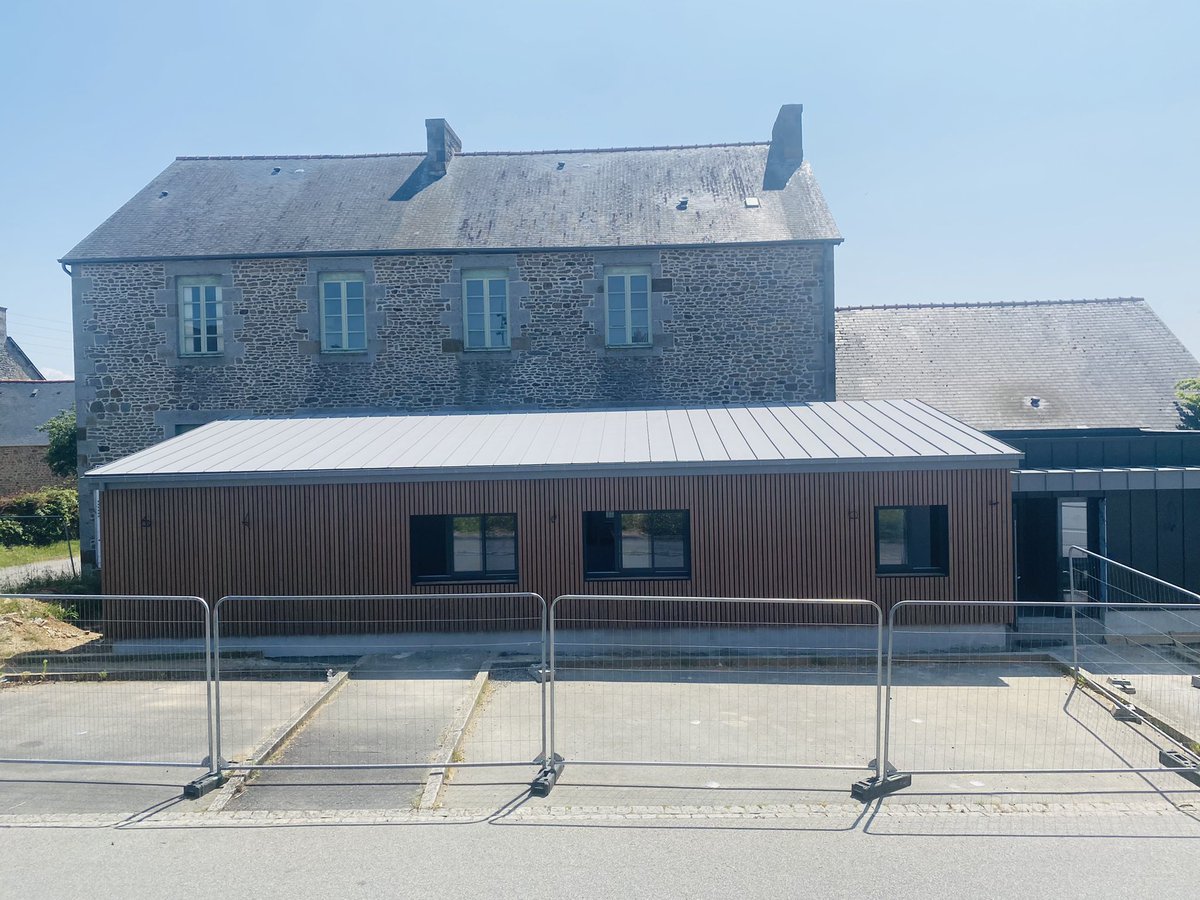 Aymdegouvion's tweet photo. Accroître et pérenniser la présence de médecins dans #LesportesduCoglais est l’un de nos engagements forts.
Aussi je me réjouis de la rénovation et de l’extension du pôle médicale de #Montours qui accueillera désormais 4 médecins!
La désertification n’est pas une fatalité! https://t.co/TTakeyBpa4