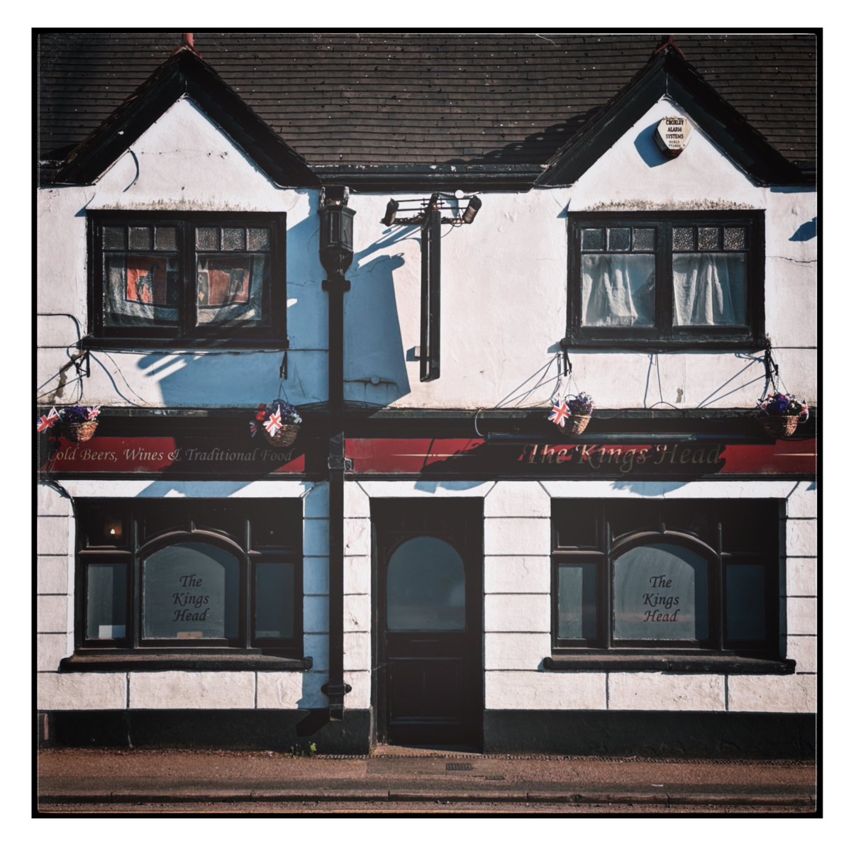 The Kings Head

#hertfordshire #kingslangley #architecture #symmetry #iphone14pro #iphoneography
