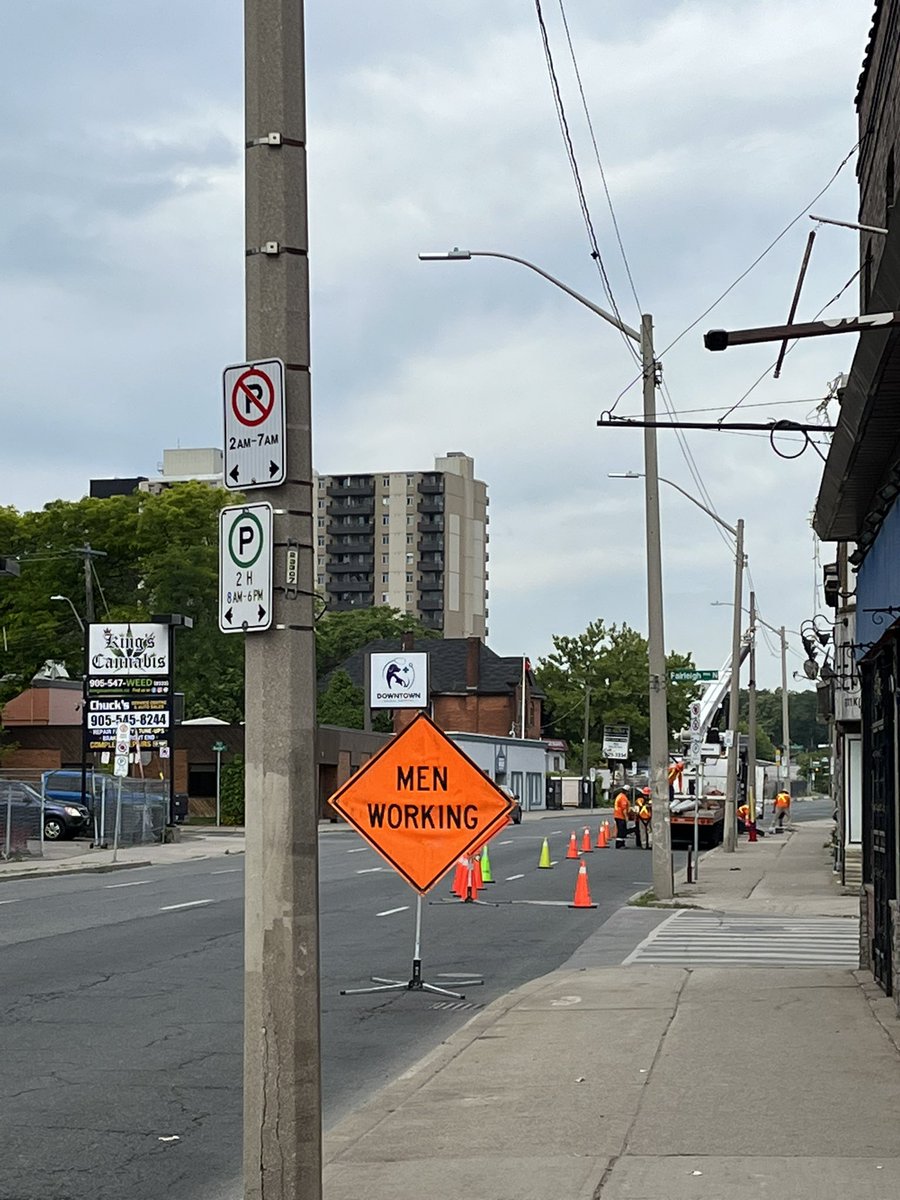 No shade at all to the workers but can we bring these signs into the 21st century?
#HamOnt