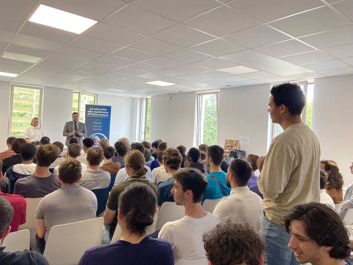 SUPINFO's tweet photo. Lundi sur le campus de #Tours : échanges avec @sabinethillaye, Députée d’Indre-et-Loire, un doctorant en droit numérique et un Lieutenant-Colonel Expert en #Cybersécurité. Nos étudiants ont pu échanger avec les intervenants sur la lutte contre la #Cybercriminalité 🔐 #supinfo https://t.co/OtEFgW7OV4