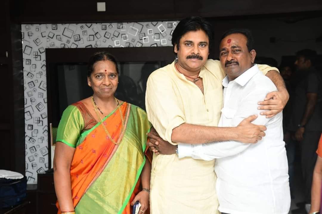 TeluguQwerty's tweet photo. Intha nijayithi ga unde vallani gellipinchi savandi ra eesarayina!

CBN ni choosaru

Jagan no choosaru 

Isari Pawan ki okka avakasam 🫶

#JanaSenaParty #VarahiVijayaYatra #Pawankalyan #OneChanceForPawan #PKForAP https://t.co/6Z3LWveOSA