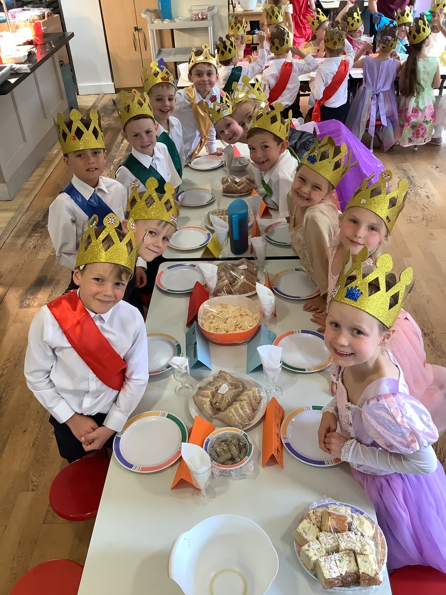 BromsPrePrep's tweet photo. Banquet lunch for Year 2 celebrating the end of their topic. #BromsYr2 #SchoolTopic https://t.co/4nLMQtqvfg