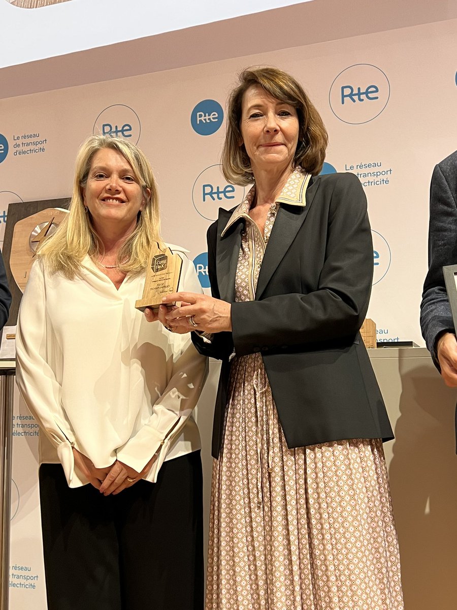 Merci à Esther Finidori, Vice-Présidente Stratégie de <a href="/SchneiderElecFR/">Schneider Electric France</a>, de remettre le prix à <a href="/TechnipEnergies/">Technip Energies</a> / <a href="/Icade_Officiel/">Icade</a> #Origine pour le Podium Bâtiments Récents ! 

Bravo aux champions 🏆