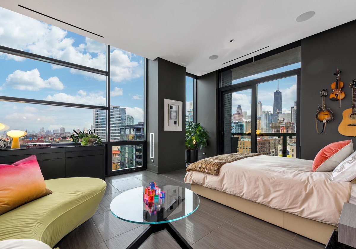 properties's tweet photo. Chasing sunsets and city views from our luxurious sanctuary at 400 West Huron. ✨🌇 #StopLookingStartFinding
----
400 W Huron Street #1003 | Chicago, Illinois 60654
Listed by Lisa Madonia
Offered for $1,499,000
#GoldCoast #LuxuryApartments #ChicagoRealEstate https://t.co/VdEzOvWtz7