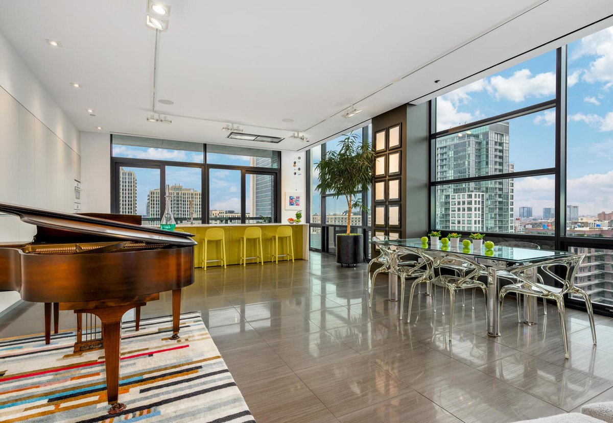 properties's tweet photo. Chasing sunsets and city views from our luxurious sanctuary at 400 West Huron. ✨🌇 #StopLookingStartFinding
----
400 W Huron Street #1003 | Chicago, Illinois 60654
Listed by Lisa Madonia
Offered for $1,499,000
#GoldCoast #LuxuryApartments #ChicagoRealEstate https://t.co/VdEzOvWtz7