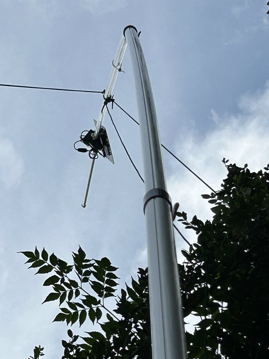 AustinMeshOrg's tweet image. Bad news - my “poor man’s radio tower” - painter’s pole with paracord guy wires - failed last night during the thunderstorm. Antenna mount also failed on the case. Radio is still operating and has 81% battery. I wouldn’t recommend this tower design. #meshtastic #solarpunk