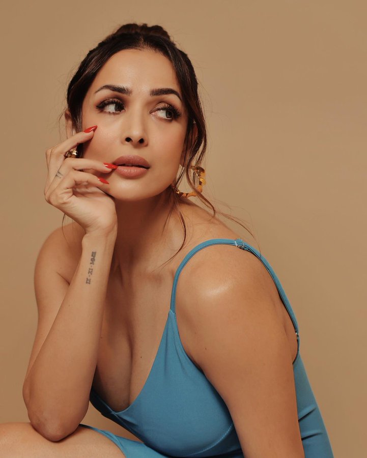 FzOAFeUWIAEBURY?format=jpg&name=900x900