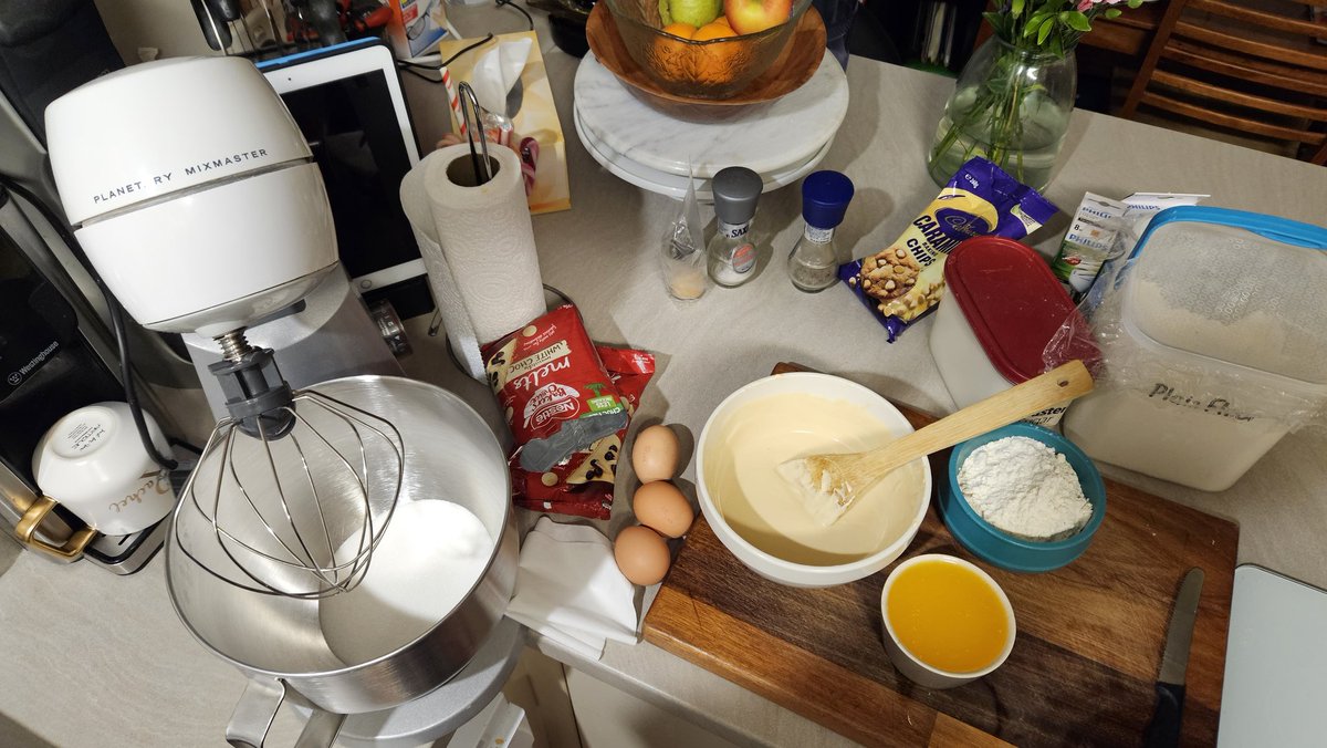 background_rach's tweet photo. Sugar, butter ... she has no idea what she's doing.
No recipe, only a vague memory of the milk chocolate version and haphazard substitutes on the fly... #SugarButterFlour #whitechocolate #brownies #maybe https://t.co/hIqbKeLglG